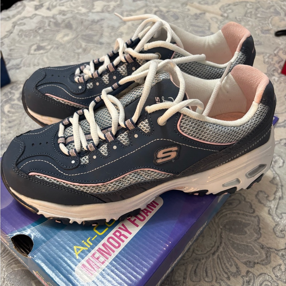Skechers womens  size 9 memory foam sneakers